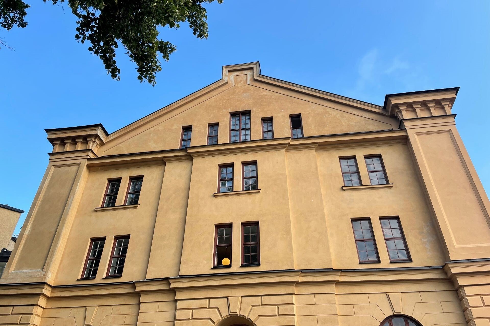 <span id="hs_cos_wrapper_name" class="hs_cos_wrapper hs_cos_wrapper_meta_field hs_cos_wrapper_type_text" style="" data-hs-cos-general-type="meta_field" data-hs-cos-type="text" >Kungliga Konsthögskolan</span>